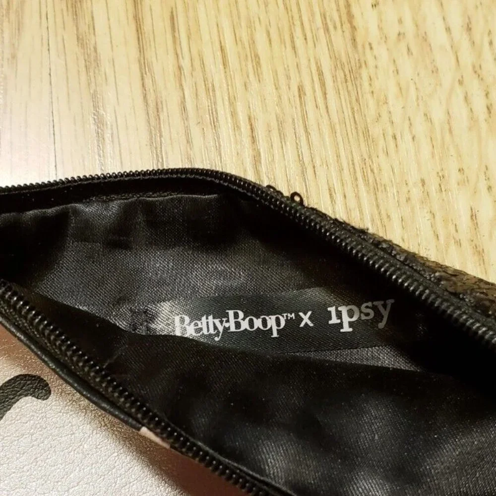 ipsy there nice zippered